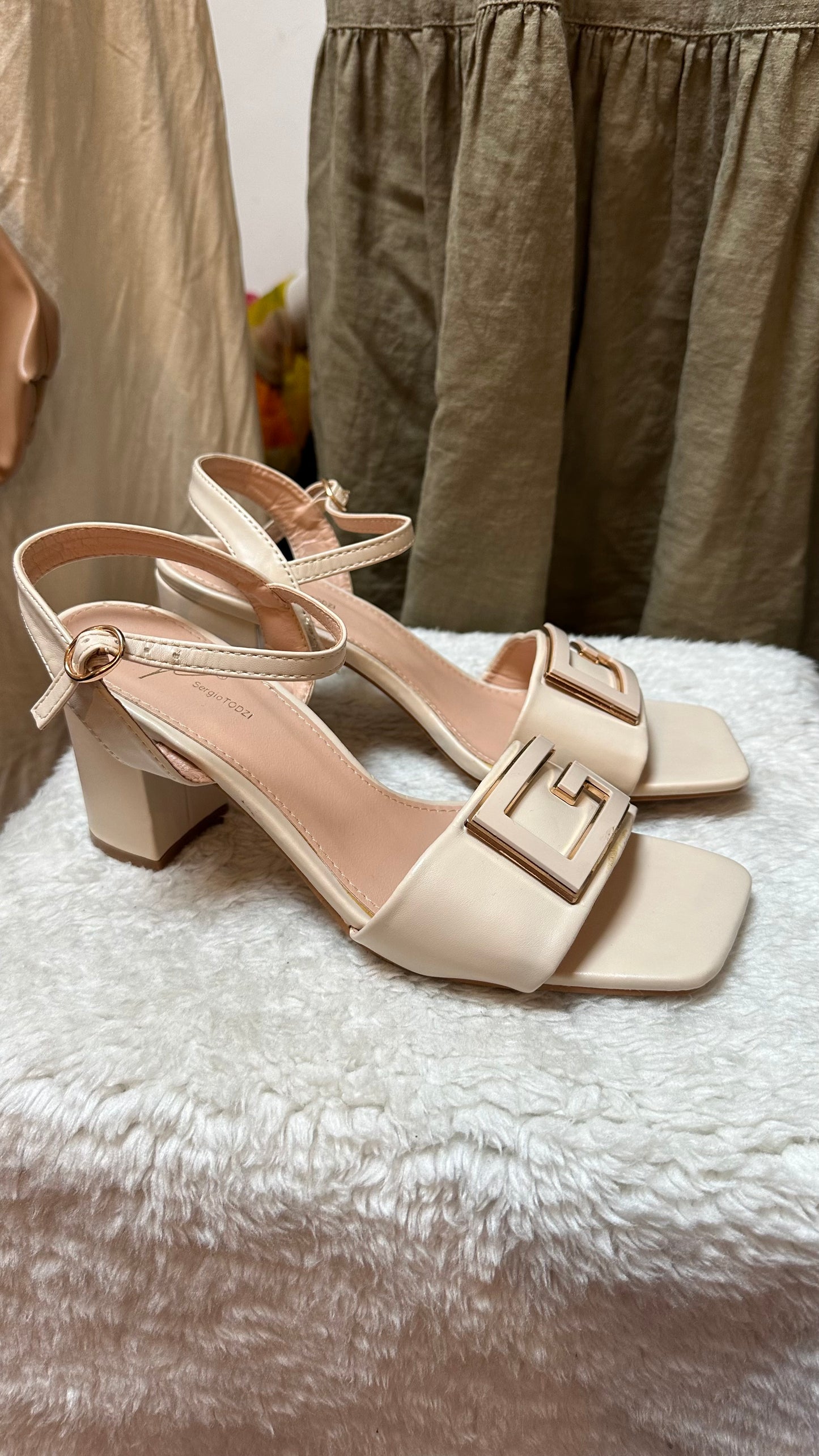 Sergio Todzi Cream Block Heel Sandal As New Size 6