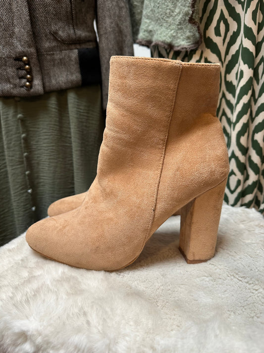 Pretty Little Thing Faux Suede Boots Size 6