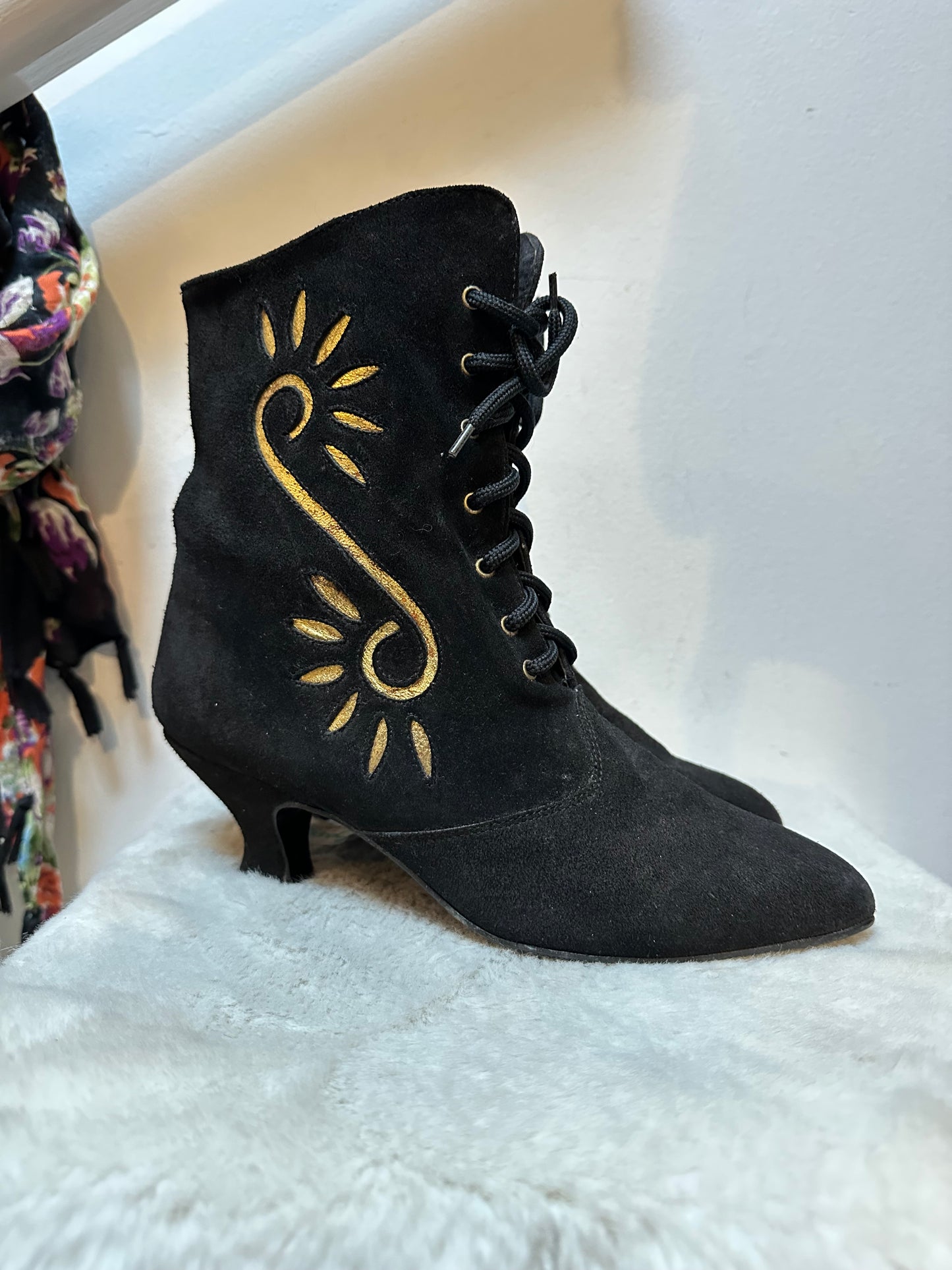 Vintage Kitten Heel Suede Boots Size 7 (EU 41)