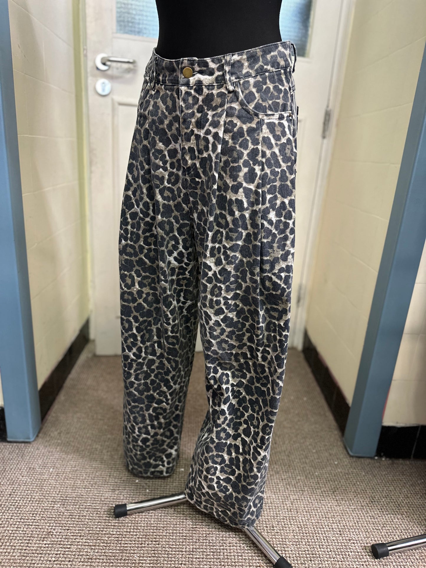 Purple Queen Leo Print Balloon Jeans Size M 100% Cotton