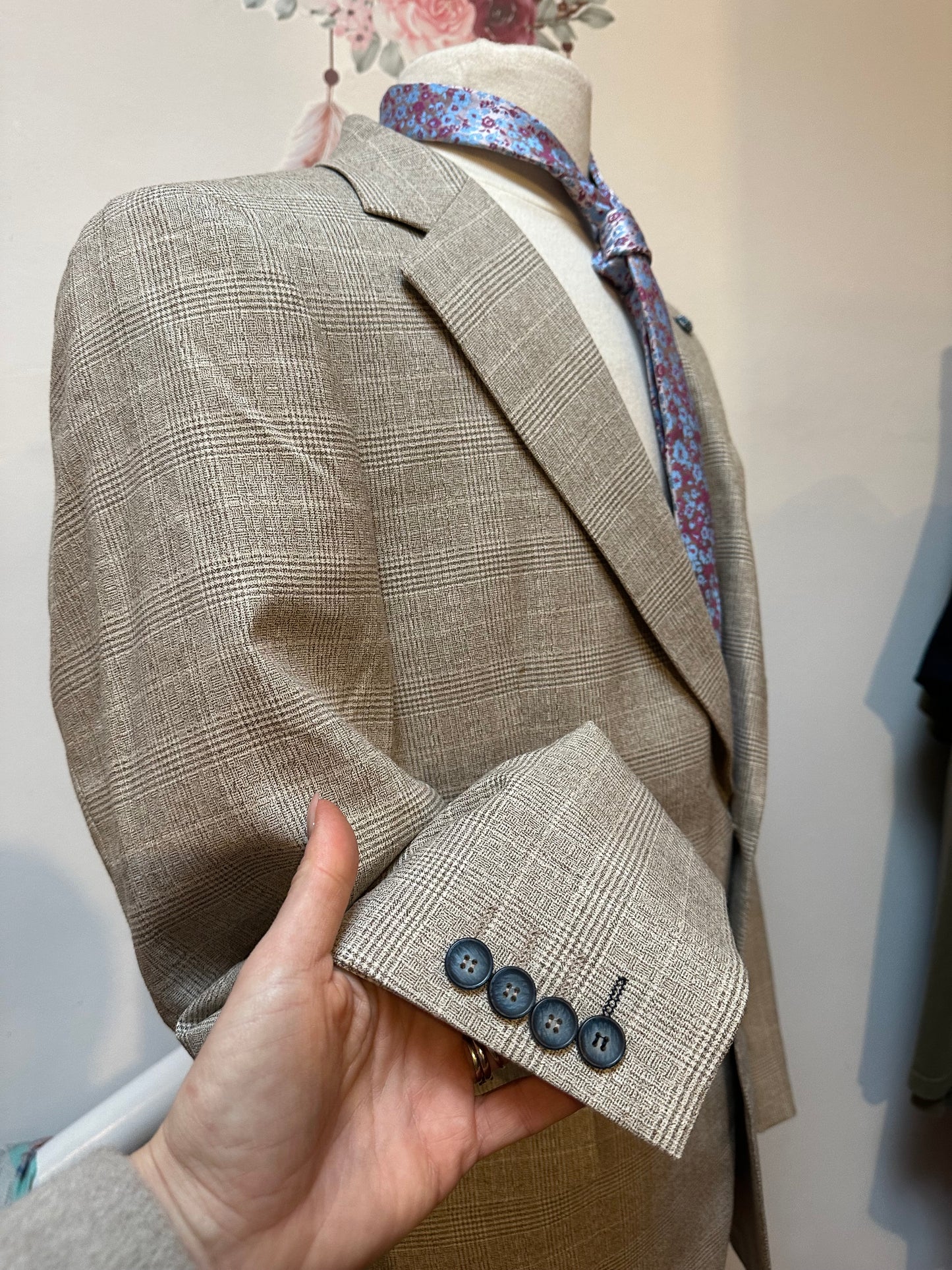 Designer Benetti Tailored Fit Suit Jacket in colour stone with matching Tue and Pocket Square Size 40R RRP €195!!