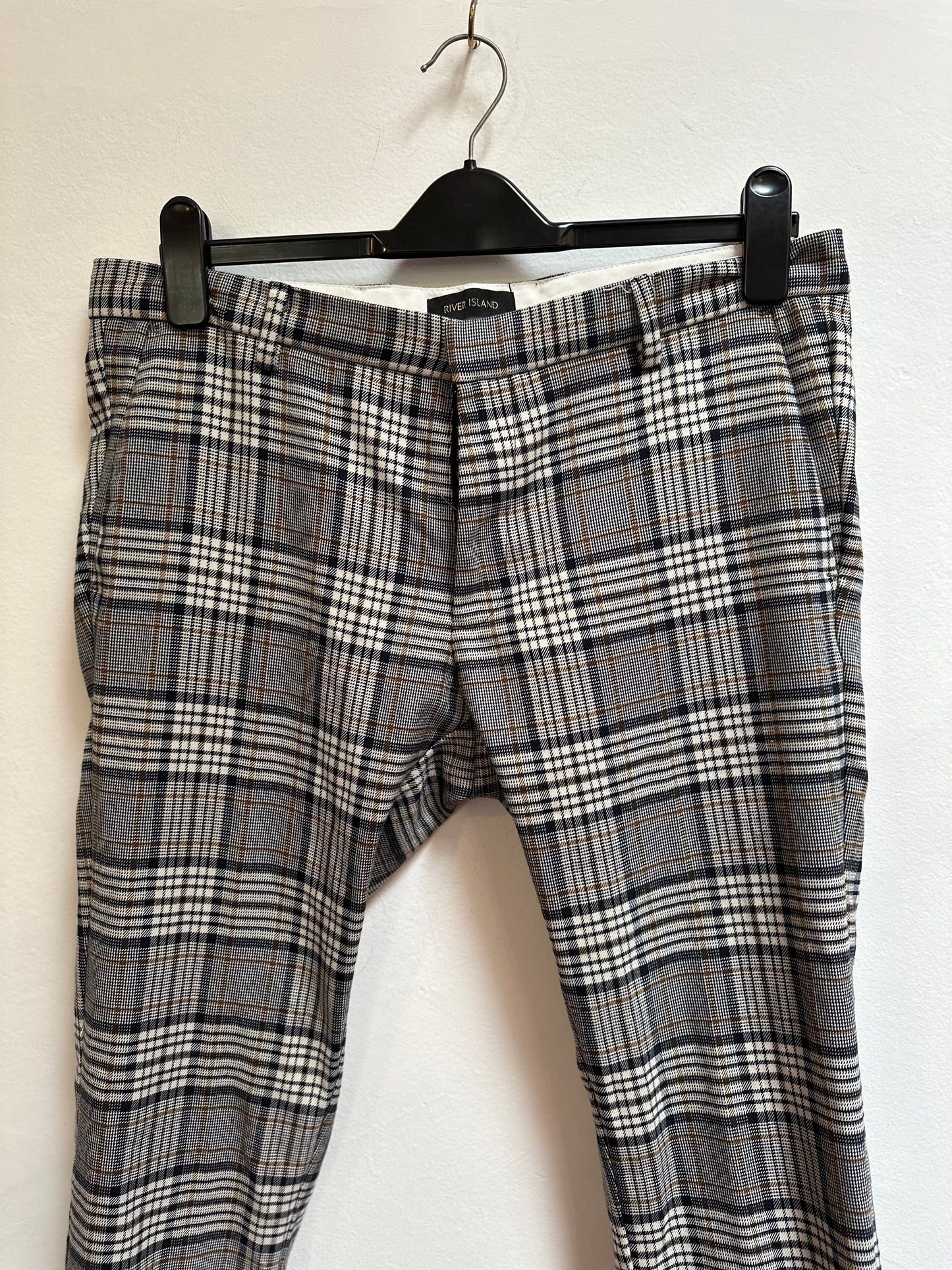 River Island Men’s Trousers Size 30/34 (one belt loop needs a stitch)