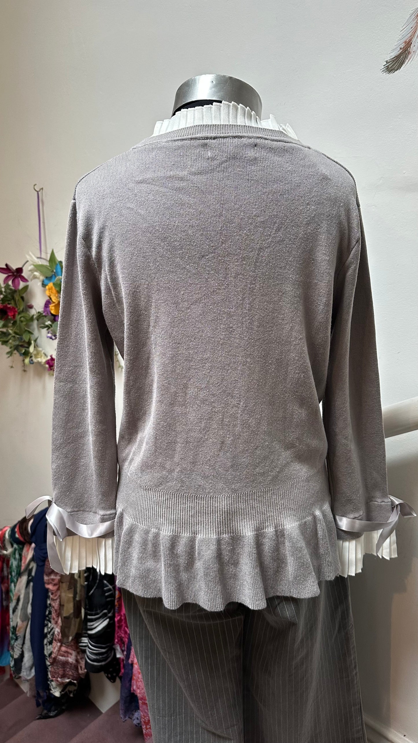 Cameo Rose Grey Pretty Sweater Size M