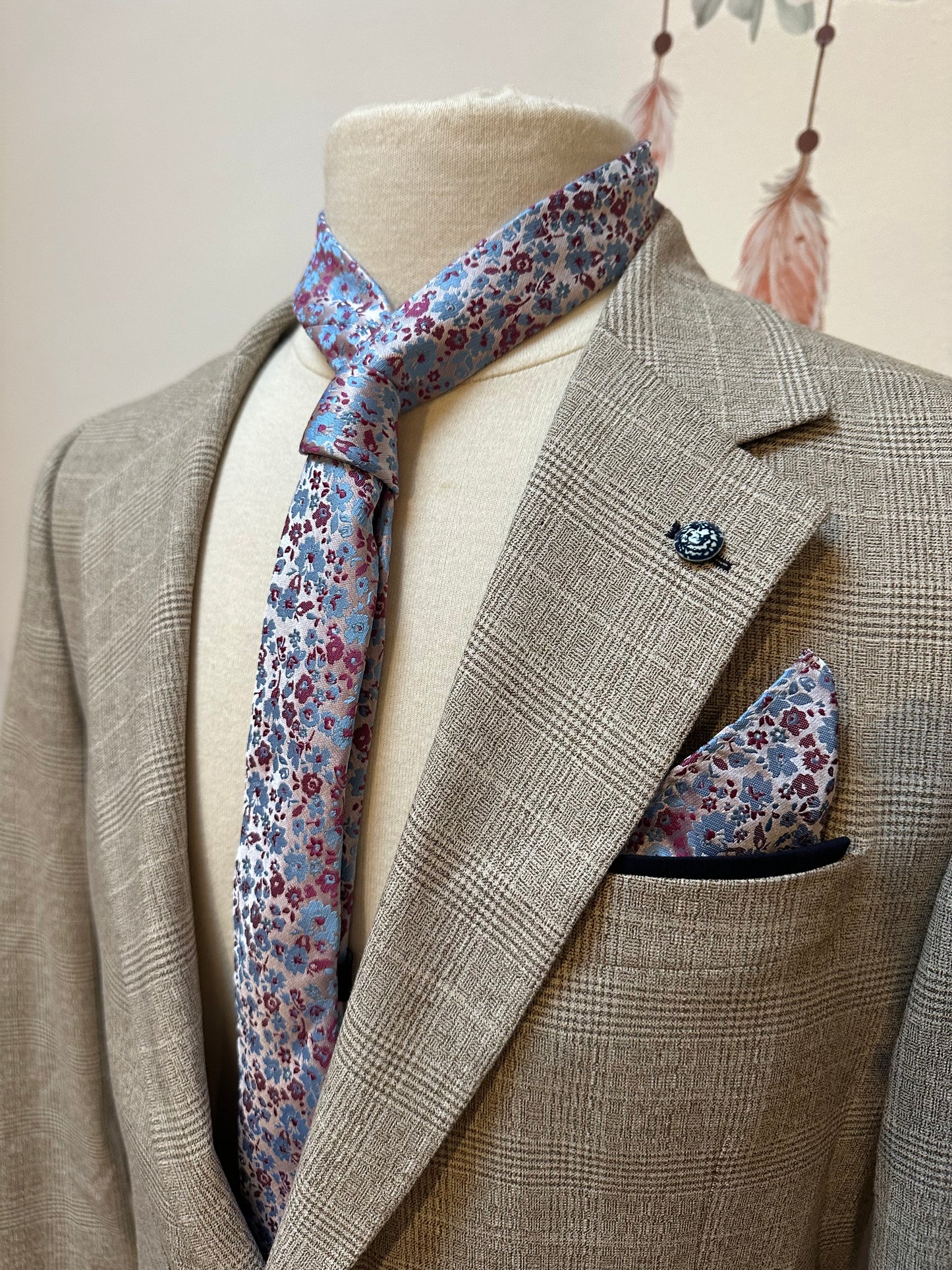 Designer Benetti Tailored Fit Suit Jacket in colour stone with matching Tue and Pocket Square Size 40R RRP €195!!