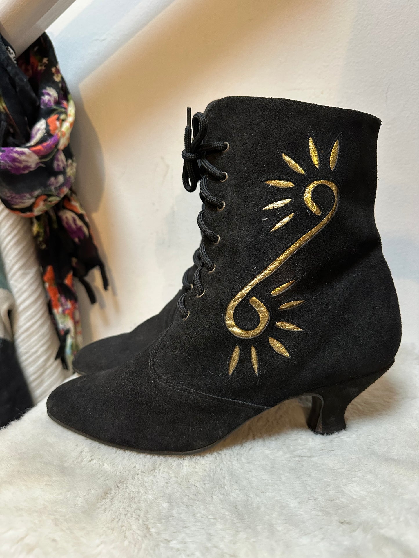 Vintage Kitten Heel Suede Boots Size 7 (EU 41)