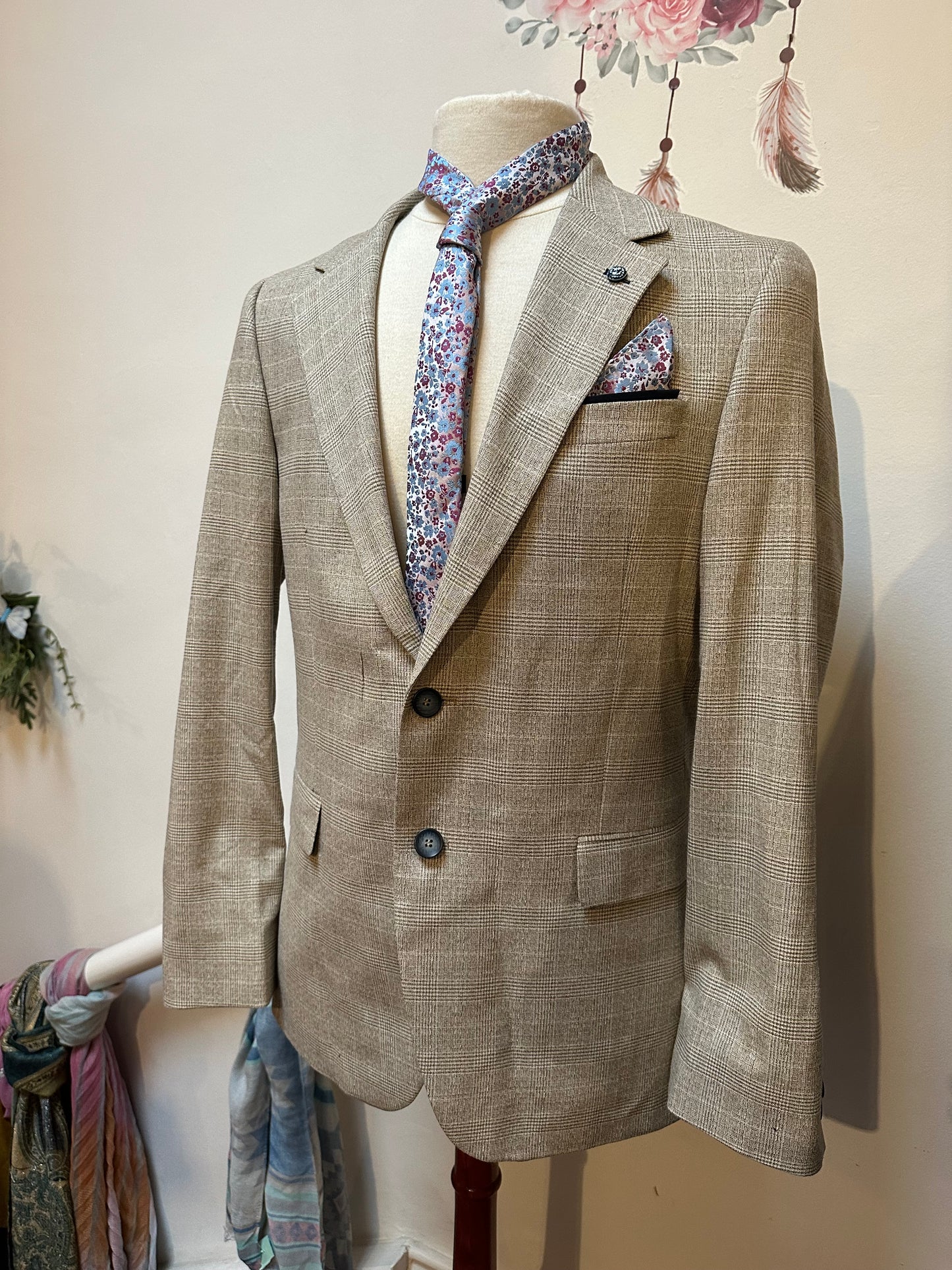 Designer Benetti Tailored Fit Suit Jacket in colour stone with matching Tue and Pocket Square Size 40R RRP €195!!