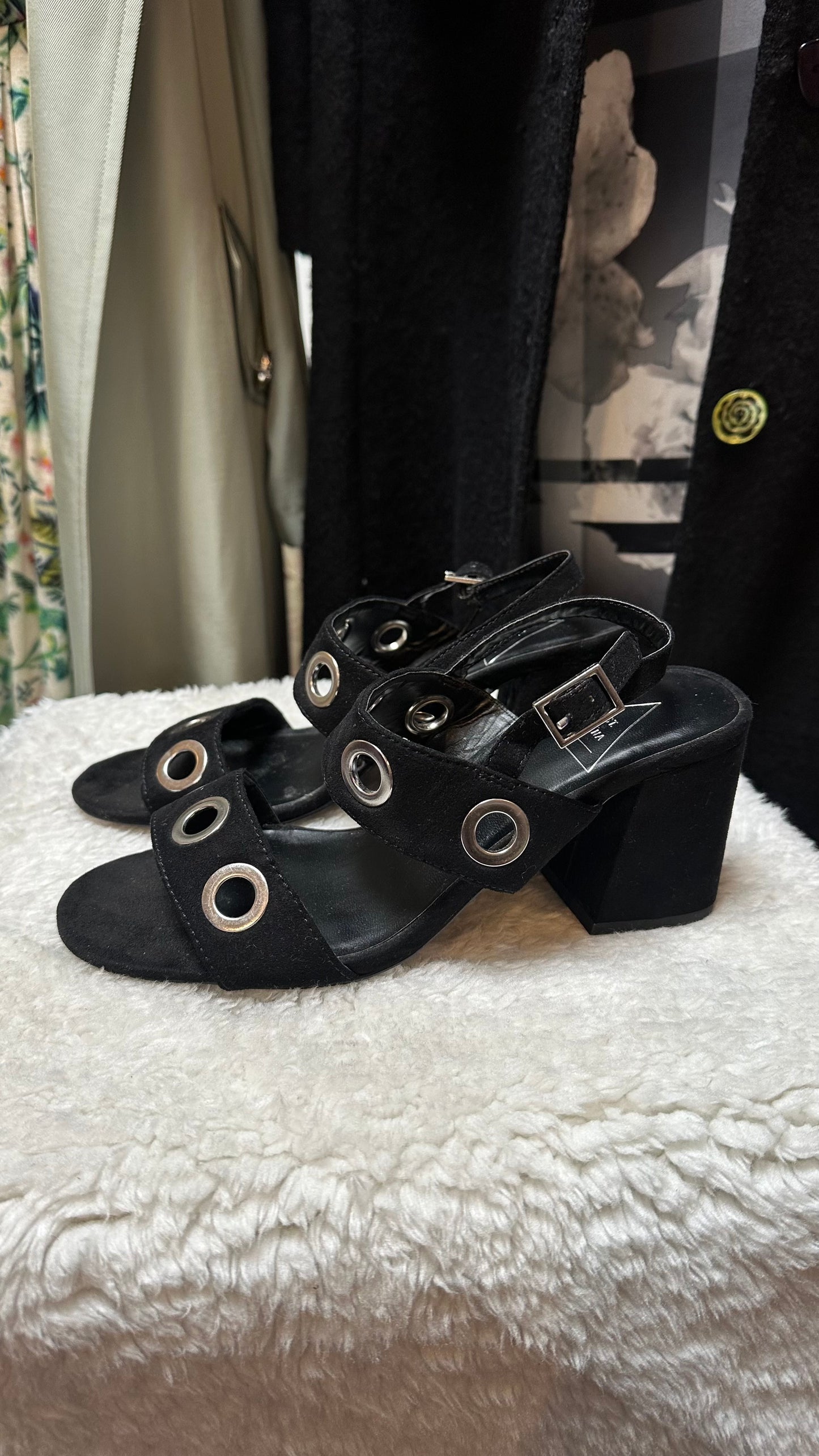 St Sana Block Heel Sandal Size 3.5