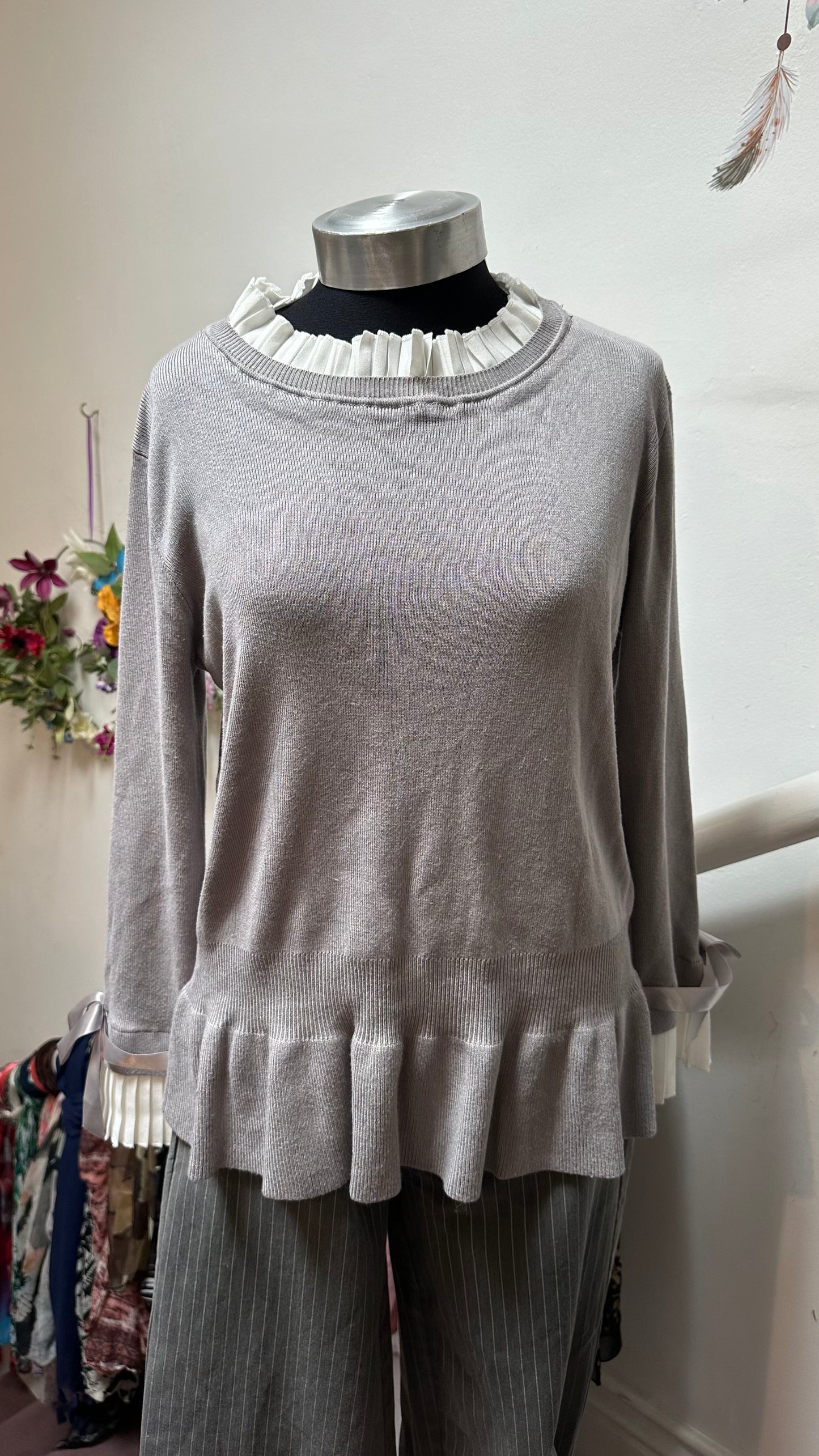 Cameo Rose Grey Pretty Sweater Size M