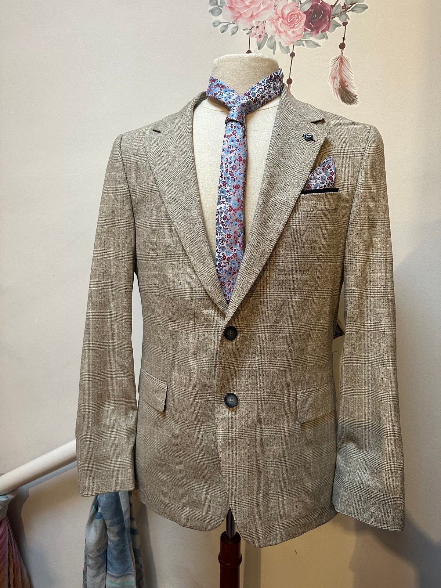 Designer Benetti Tailored Fit Suit Jacket in colour stone with matching Tue and Pocket Square Size 40R RRP €195!!