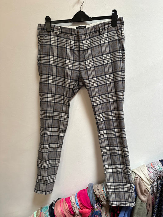 River Island Men’s Trousers Size 30/34 (one belt loop needs a stitch)
