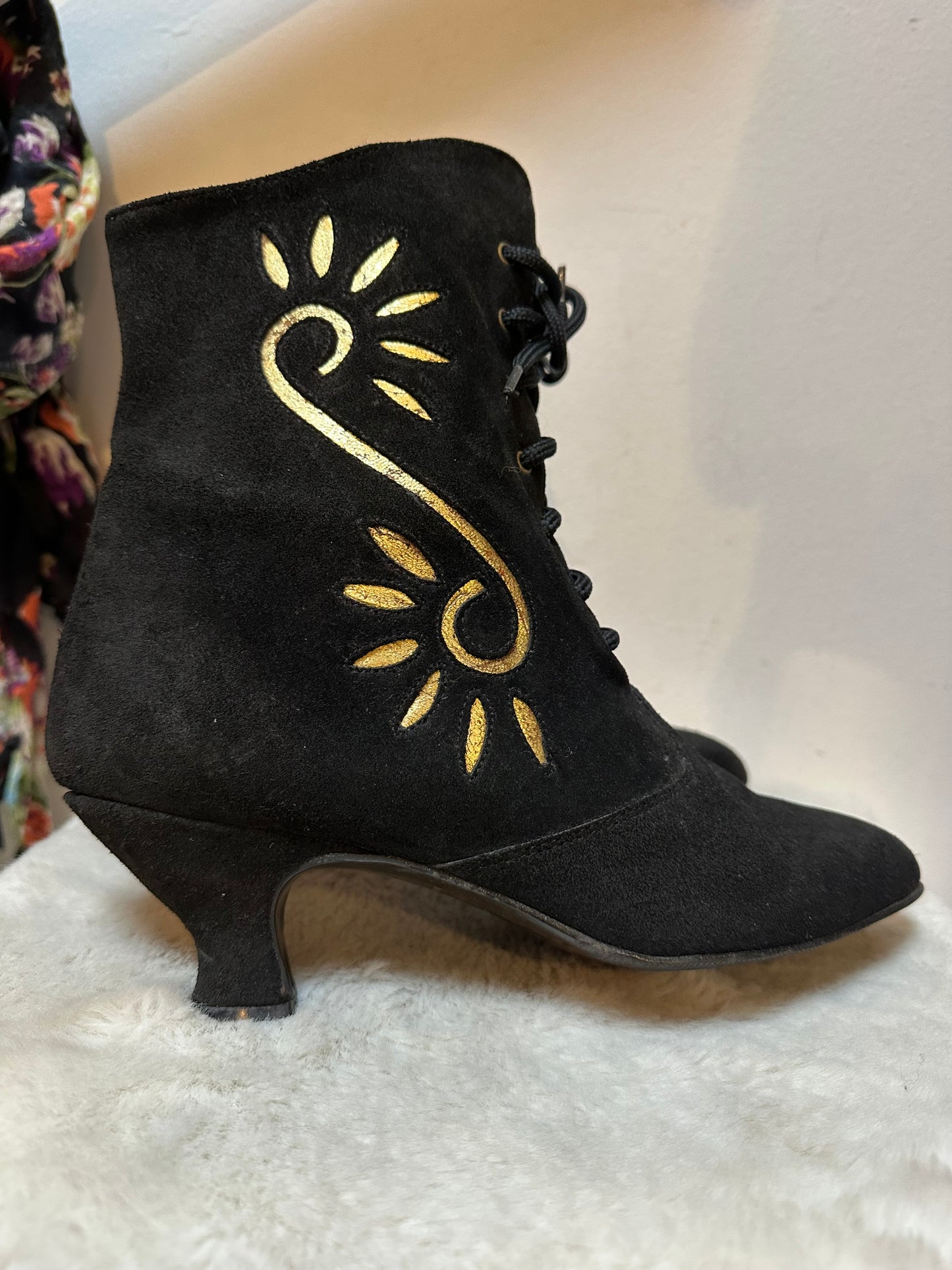 Vintage Kitten Heel Suede Boots Size 7 (EU 41)