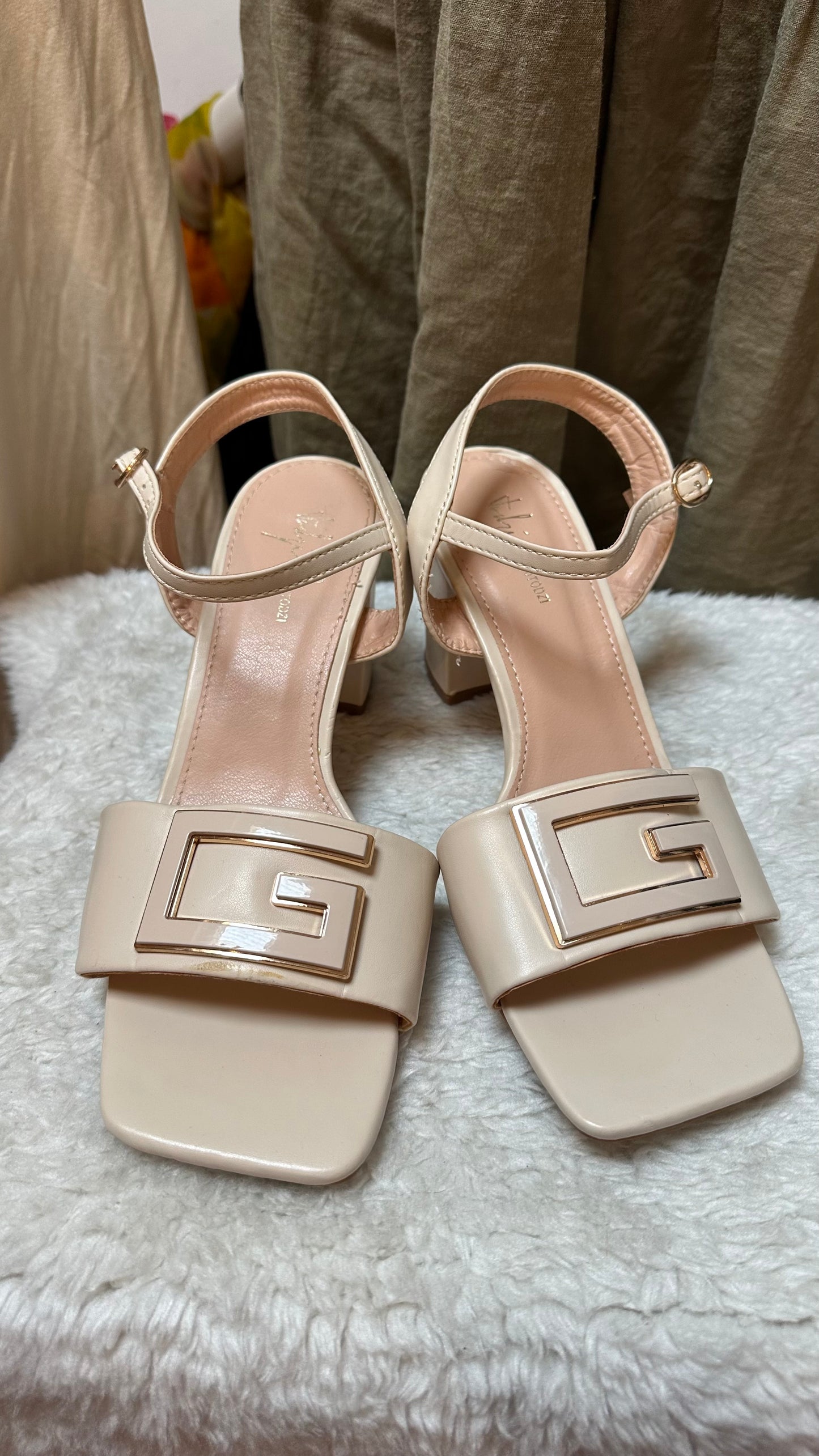 Sergio Todzi Cream Block Heel Sandal As New Size 6