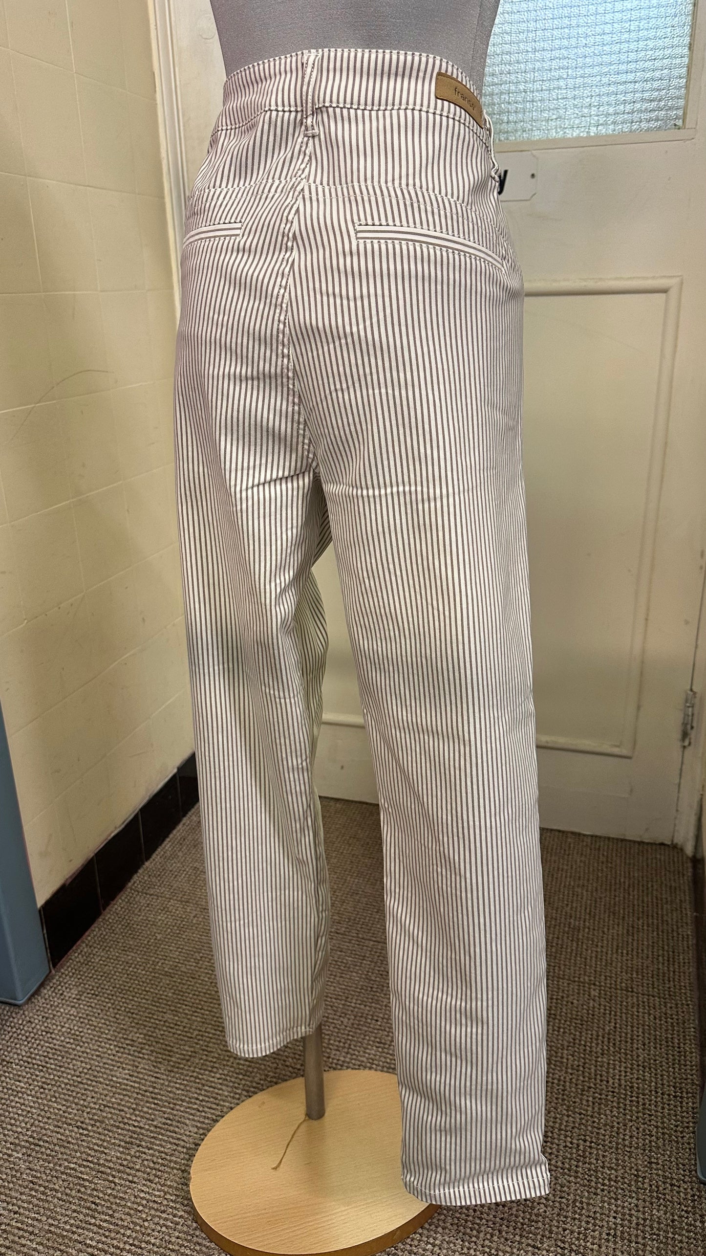 Stunning Designer Fransa Stretchy Jeans Size 12 big fitting
