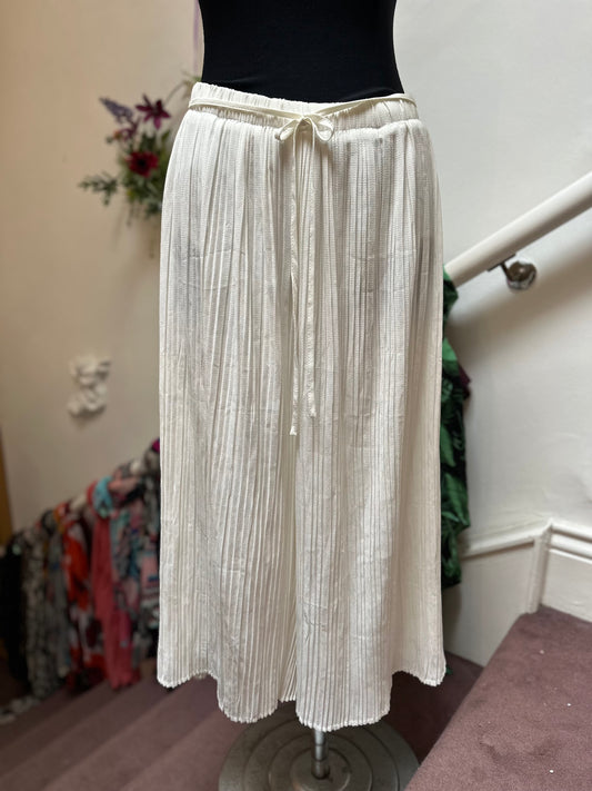 Missguided Crop Pleated Trousers New with Tags Size 4