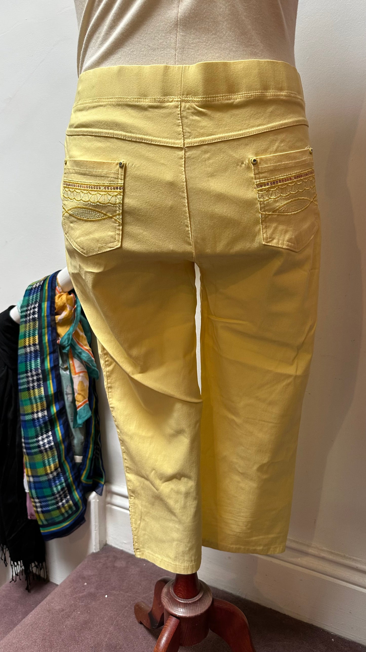 Elegance Yellow Cropped Trousers Size 20