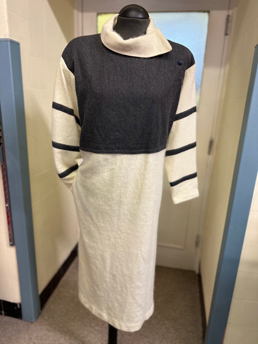 Vintage Italian Designer Louis Féraud, Size 14, 50% Angora 30% Wool, super soft. With Shoulder Pads and pockets, belt is missing. Few very small stains, see last photos