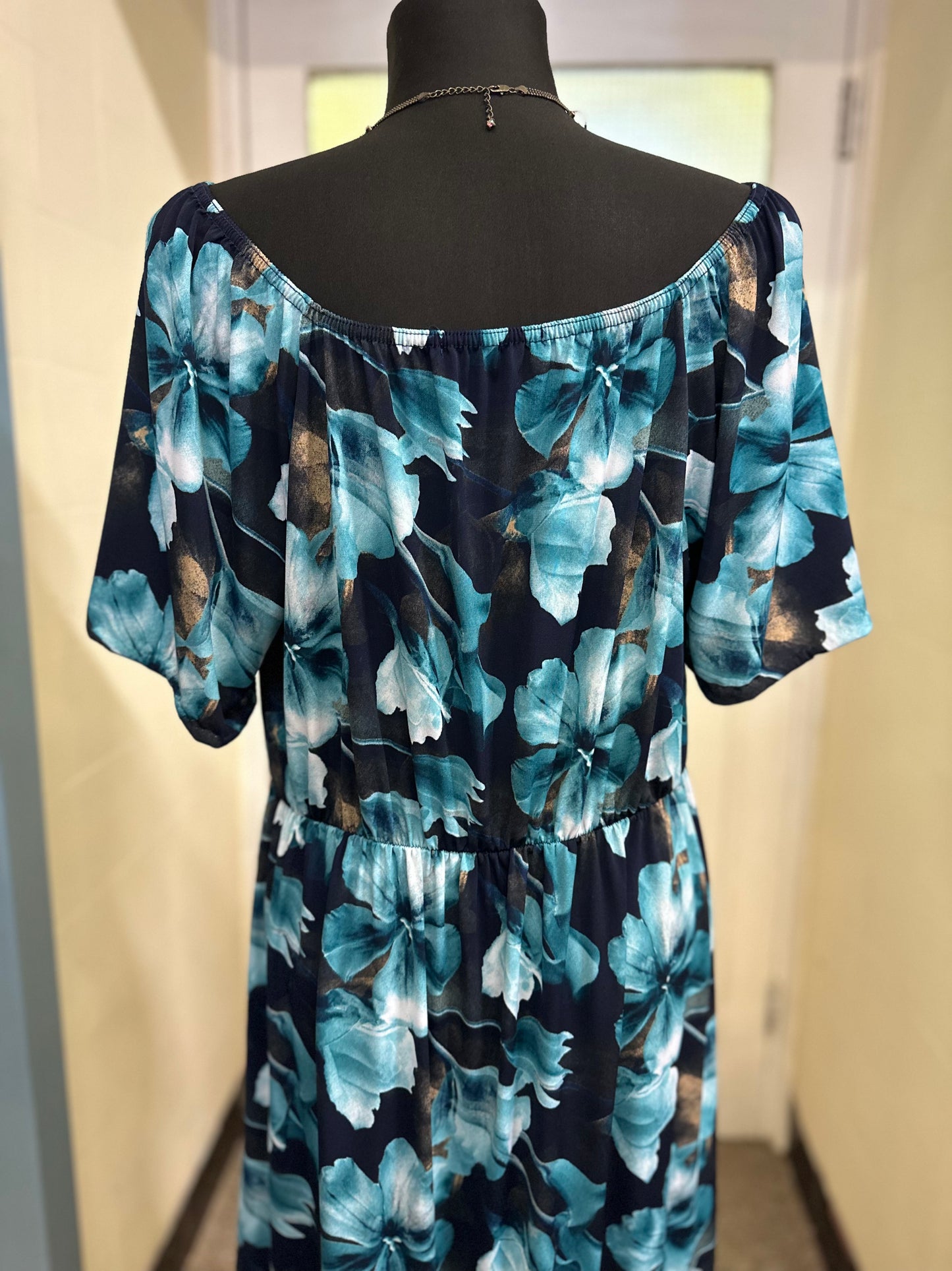 Nicole Stretchy Floral Dress Size L Large Fitting Very Comfortable